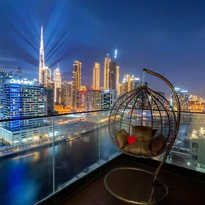 Luxury Infinity Pool With Burj View Apartament