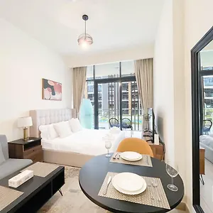 Charming With Balcony In Azizi Riviera *