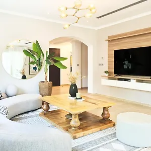 Luxury 3br Private And Elaborate Gardens Villa Dubai