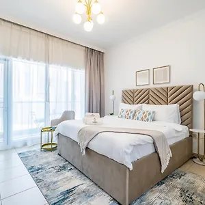 Delightful Studio With Balcony - Burj Al Nujoom Apartment *