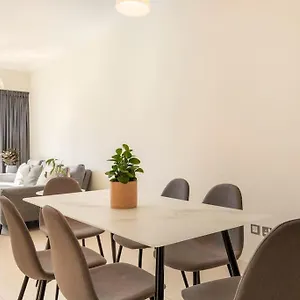 Spacious Place Near Mall, Fountains & Burj Khalifa Apartment *