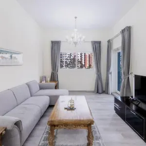 1 Bed Modern In Axis 8 *