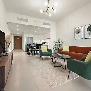 Luxurious 2-br Pool, Gym & Burj Khalifa View Daire Dubai