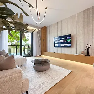 Trophy-la Getaway With Sea Views شقة