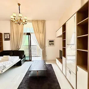 Homes2retreat - Glamz Haven Stylish With Balcony 아파트 *