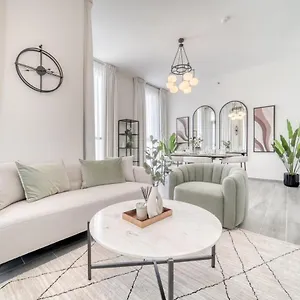 Suave 2br With Assistant At Mesk 1 Midtown Production By Deluxe Homes *