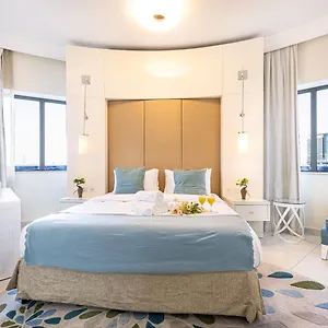 Apartment 1 Minute Walk To Mall, 2 Bedroom Luxe In Elite Building With Pool And Gym *