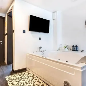 Apartment With Private Jacuzzi - Damac Lagovista