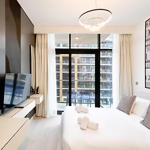Apartment Bright & Airy With Balcony In Azizi Riviera *