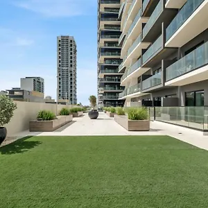 Chic 2br For 6 With King Bed, Pool, Stunning Views Apartment