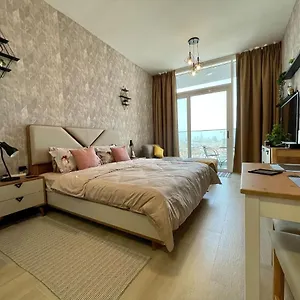 아파트 Spacious & Cute Studio With Balcony *