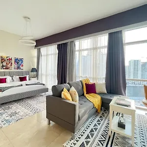 Super Spacious In The Heart Of Business - Very Rare Apartment *