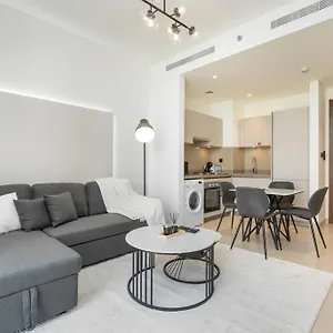 Cozy 1bdr 10' From Burj Khalifa * Dubai