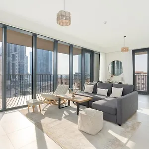 Downtown / Great Location / 2bdr / 2 Balconies / 10 Min Walk From Mall * Dubai