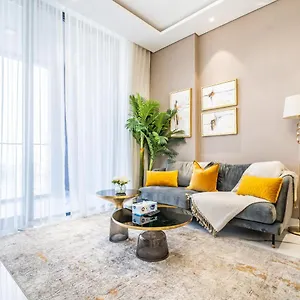 Charming With Balcony Near Hills Park *