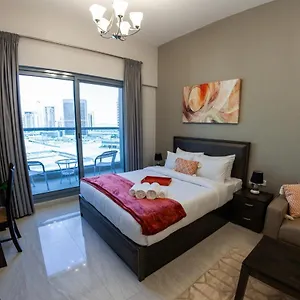 Skyview Studio: Urban Oasis With Panoramic Balcony Apartment