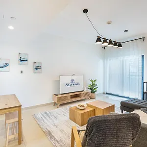 Elegant In The Heart Of Marina *