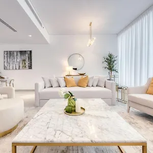 Luxury 3 Bed In Marina Apartment