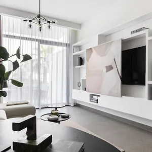 1br With Huge Terrace & Pool Access Appartamento