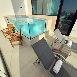 Private Pool Luxury With Iconic Views