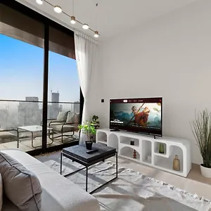 Stylish 1br W Skyline Views & Balcony Appartamento