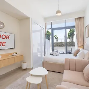 아파트 Serene Living Space Backing Onto Community Garden *