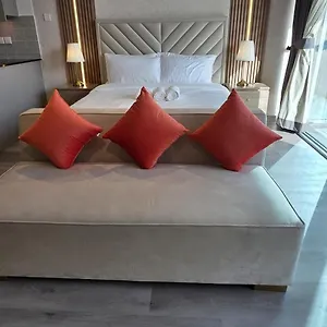 Stylish Furnished In 8 Blvd Walk, Downtown Apartment *