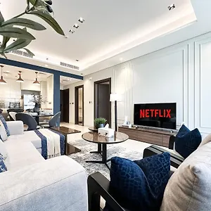 Trophy-luxe Living In A Blue-hued Haven Appartamento Dubai