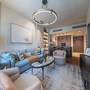 Stunning 1 Bedroom Walk To Burj Khalifa & Mall *