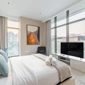 Elegant Beachside In Prime Palm Location 아파트