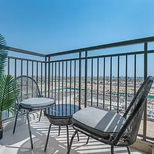 아파트 Waves - Stylish Blue Haven Near Town Square Park *