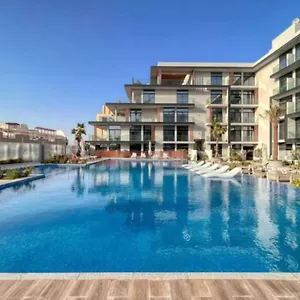 Chic In Jvc And Overlooking Pool