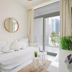 Bnbeyond's Serene Poolside Bliss *