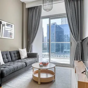 Apartment Comfy 1br With Large Balcony - 15-min To Mall & Burj *
