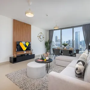 Vogue Spacious Two Bedroom Located 20th Floor On 5242 By Emaar With Marina View And Balcony Amazing Infinity Pool 아파트 두바이