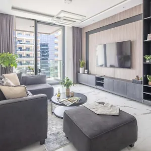 Luxurious 1br With Spacious Balcony In Hills