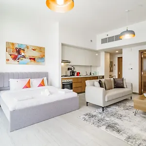 Apartment Luxury With Pool View In Vibrant Community *