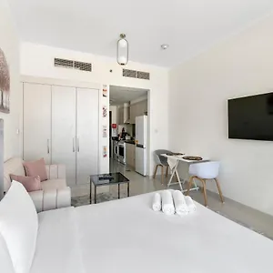 Apartment Fabulous In Damac Hills With A Pool & Gym Dubai